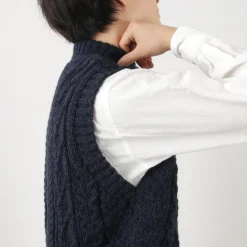 OLD DERBY KNITWEAR / Cable Turtle Slipover